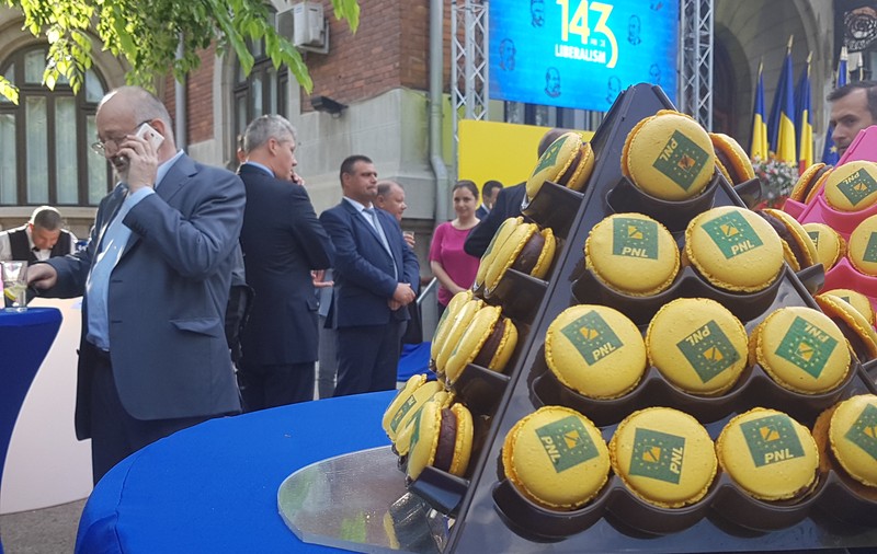 REPORTAJ / PNL a aniversat 143 de ani în grădina sediului central, cu cântece despre unire; Orban, mesaj de unitate (PNL)
