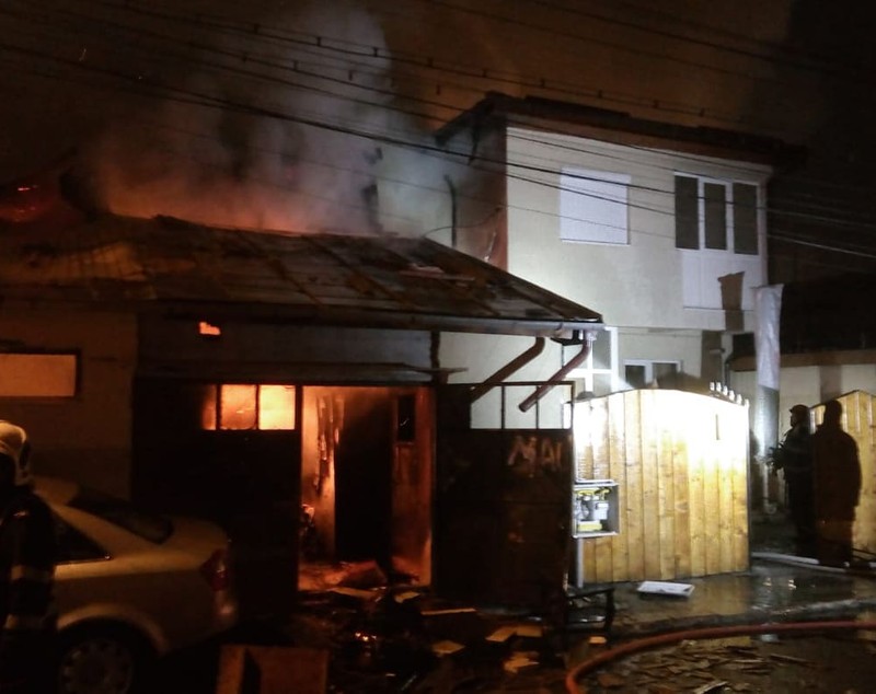 Un incendiu puternic a cuprins șase proprietăți din București. O femeie cu arsuri a fost transportată la Floreasca!