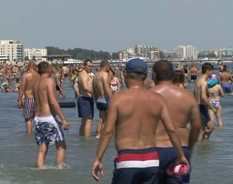 Bunele maniere n-au mai încăput în bagaj! Turiștii se plimbă în slipi pe străzile orașului Constanța
