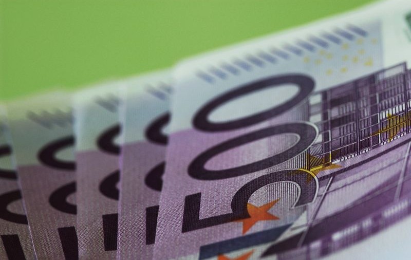 Situație incredibilă în Galați. Un bărbat s-a certat cu vecinii și a aruncat cu 1000 de euro în ei
