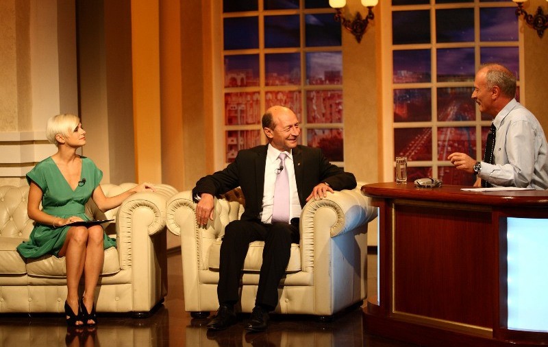 Traian Băsescu primeşte premiul "Cascheta de poliţist", la Serviciul Român de Comedie