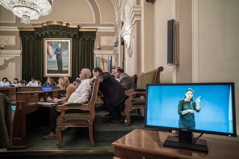 Manuel Păduraru stă de vorbă cu un coleg din Ciudadanos în sala de ședințe a Primăriei din Castellón de la Plana