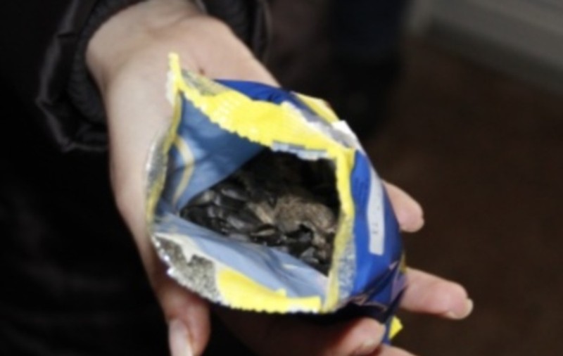 SCÂRBOS! Ce a găsit o femeie din Botoşani într-o pungă cu seminţe 