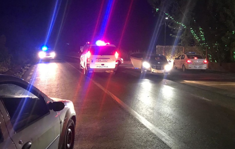 O fată de 8 ani a murit după ce a fost lovită de o mașină. Şoferul a fugit, dar a fost prins de poliţişti