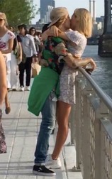 Justin Bieber a fost surprins sărutându-se pe stradă cu Hailey Baldwin