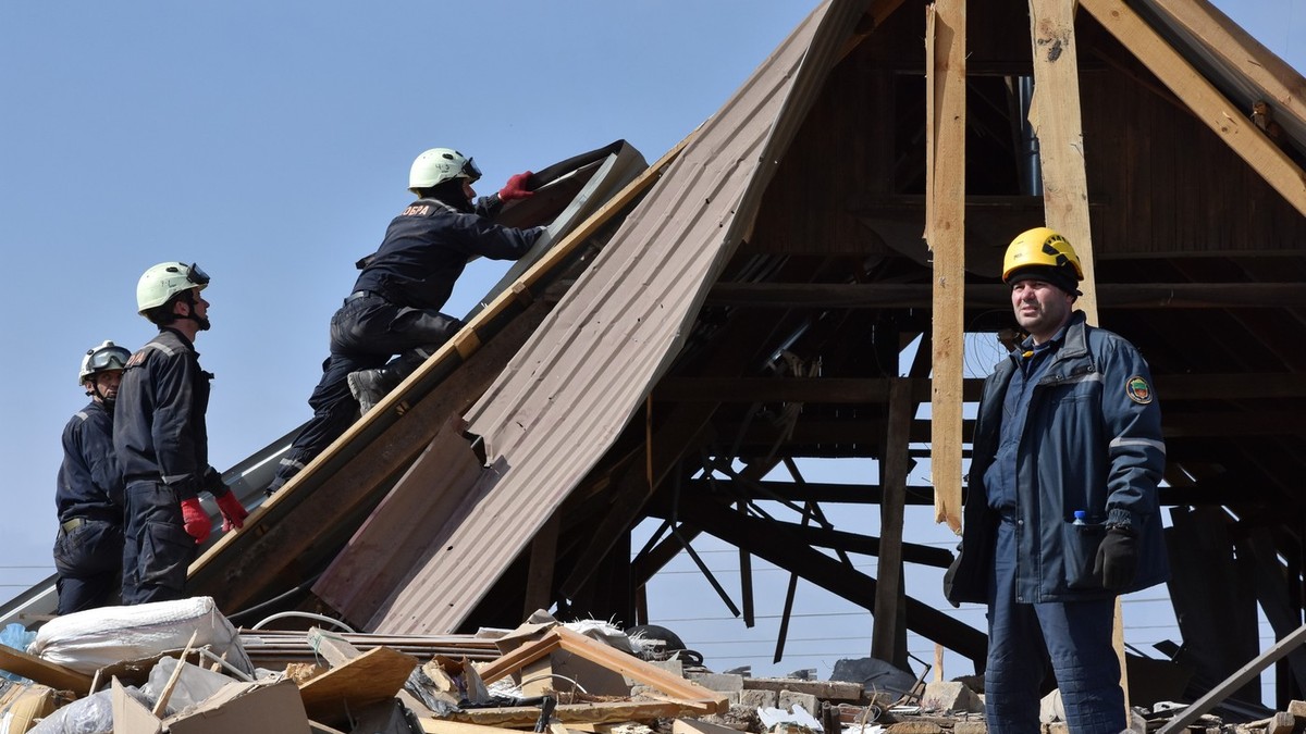 Operațiune de curățare-degajare și salvare după un atac aerian rusesc în regiunea Hmelnîțkîi Foto: Profimedia