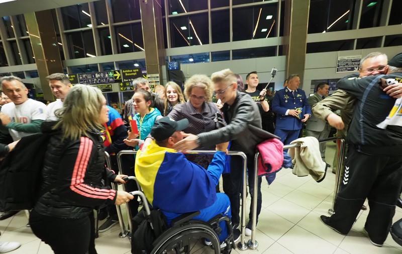 FOTO&VIDEO/ Încă o dată eroi! Învingătorii de la Jocurile Invictus, primiți cu aplauze la întoarcerea în țară