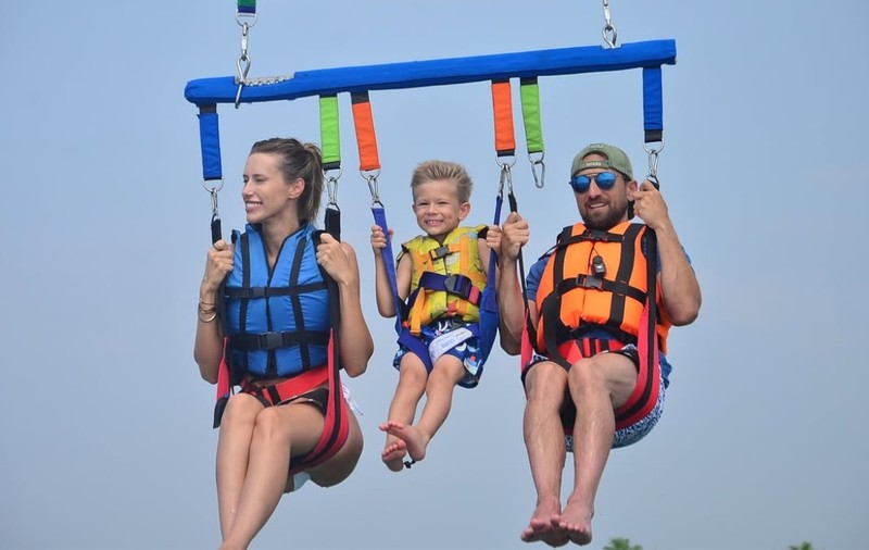 Gabriela Prisăcariu și Dani Oțil, aventură în Turcia, alături de fiul lor. Modelul a încercat parasailing pentru prima dată