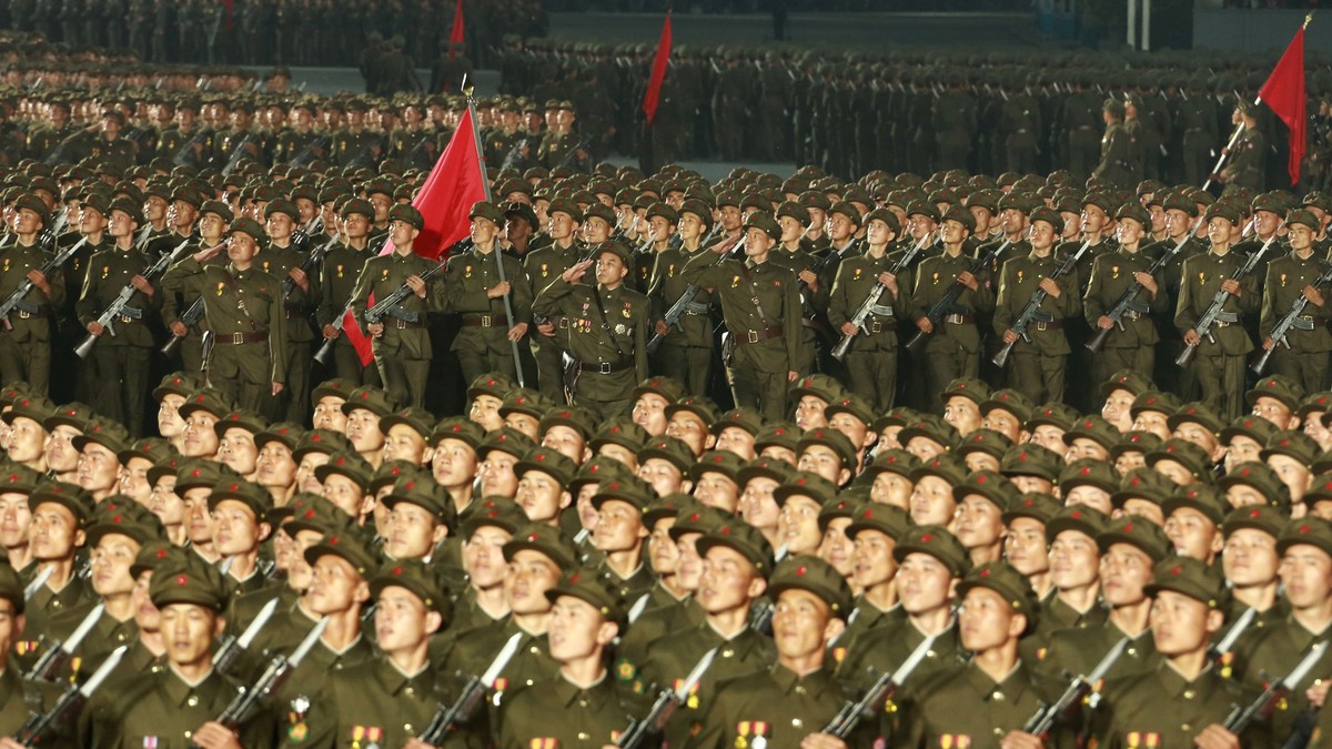 Soldați nord-coreeni surprinși la o paradă militară.