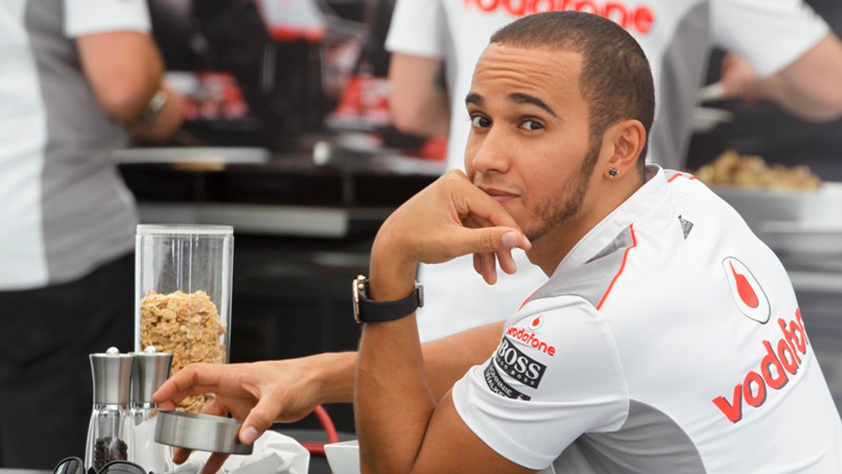 Lewis Hamilton își vinde apartamentul în care n-a dormit niciodată. Zona ”mustește” de vedete