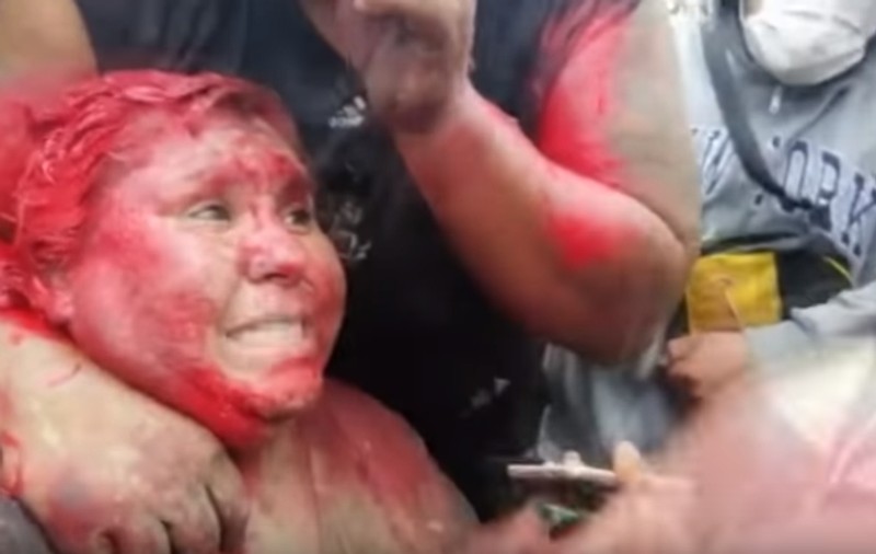 O primăriță a fost tunsă și vopsită de protestatari. De ce a fost pedepsită astfel