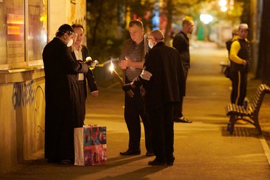 Voluntari împart Lumina Sfântă pe străzile din București FOTO: Raed Krishan