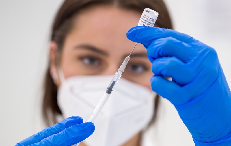 Franța anunță că va începe să vaccineze anti-COVID toți tinerii de la 15 iunie