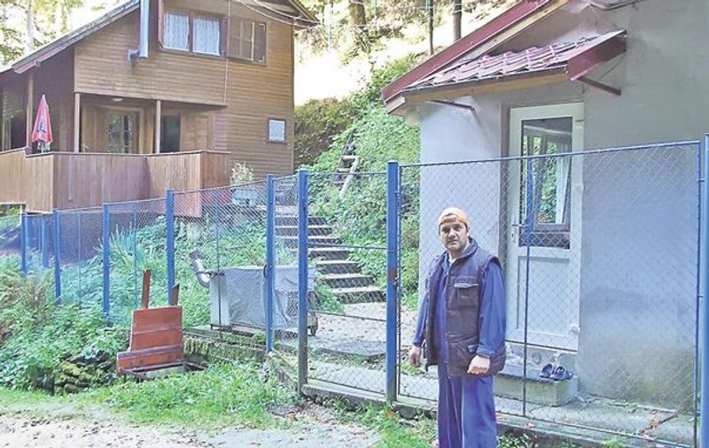 Angajatul unei companii din Brașov este forțat să trăiască singur în pădure