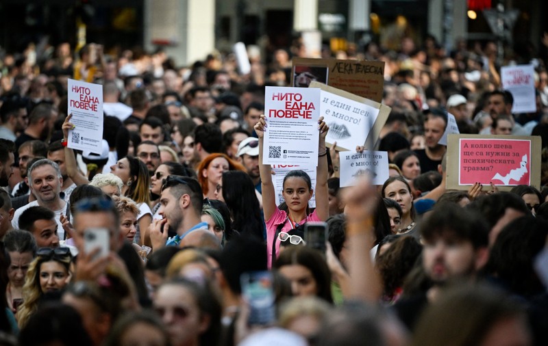 Cazul unei tinere de 18 ani desfigurate de fostul partener a scos în stradă mii de oameni în Bulgaria împotriva violenței asupra femeilor. Revendicările lor, similare cu cele din România