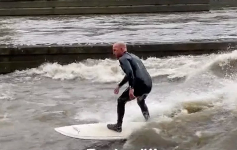 Bărbat filmat când face surf, altul se dă într-un caiac, pe râul Vltava, la Praga, în mijlocul inundațiilor: „E o nebunie” | VIDEO