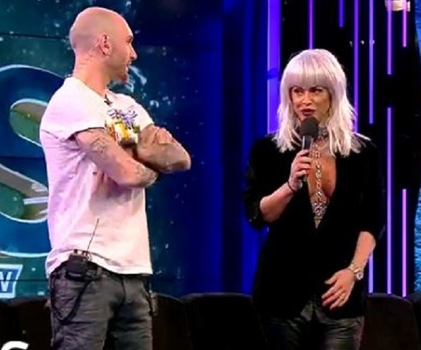 Anda Adam, apariție spectaculoasă în direct la tv. Noul look și decolteul adânc au atras toate privirile