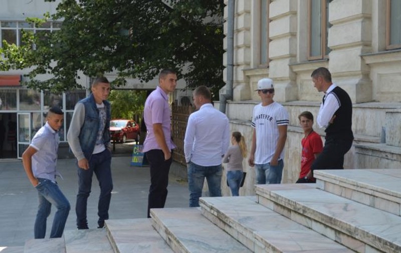 Bunicul fetei violate nu-şi găseşte liniştea de când nepoata lui a fost batjocorită: "Trebuie pedepsiţi ca ucigaşii"