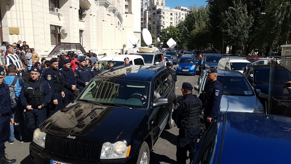 Fostul șef al jandarmeriei, colonelul Sebastian Cucoș, huiduit la Parchetul General. Jandarmii au făcut scut în jurul lui