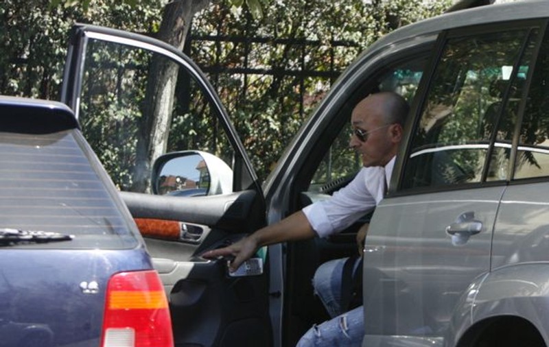 Păi așa se face? Marcel Pavel a lovit cu portiera o altă mașină și apoi a plecat | FOTO