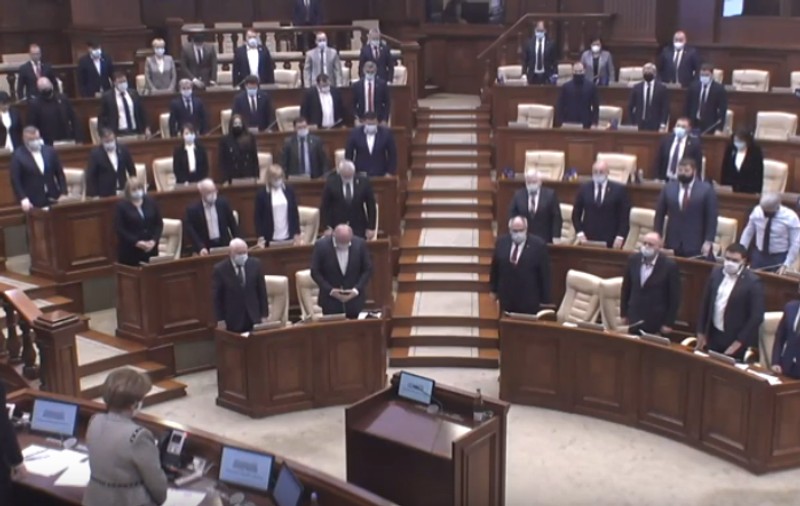Deputații din Republica Moldova, moment de reculegere pentru un scriitor care e în viață: „Ne-am grăbit! Să ne ierte”