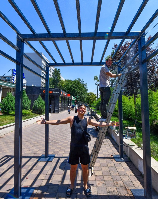 Primul duş stradal din Bucureşti, montat la Piața Veteranilor, în contextul caniculei