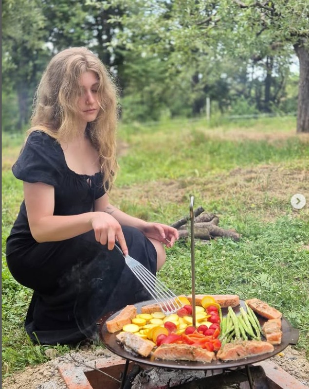 Cum a apărut Sofia, fiica lui Dragoș Bucur și a Danei Nălbaru, în curtea de la țară a părinților ei. „Surpriză!”