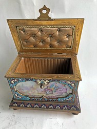 Casetă metalică, cu decorație exterioară tip cloisonne, căptușită cu satin și perle veritabile, evaluată la 5.000 de euro FOTO: arhivă