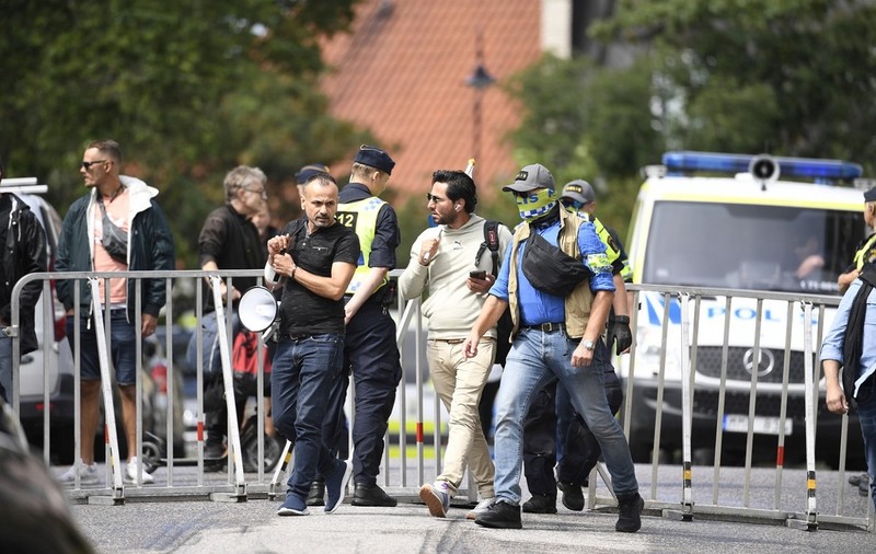 Protestatarul care primise permisiunea să ardă Coranul în fața Ambasadei Irakului din Suedia n-a mai dat foc cărții sfinte a islamului
