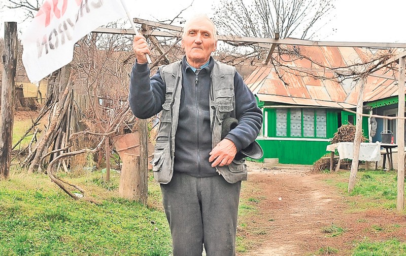 Ce spun localnicii din Pungeşti despre convieţuirea cu cei 500 de jandarmi şi poliţişti: «Ne-am obişnuit cu bătaia»