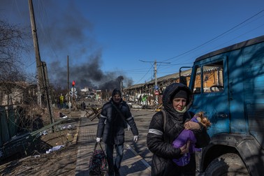 Locuitori din orașul Bucha, aflat pentru câteva săptămâni sub controlul trupelor ruse, încearcă să ajungă într-un loc sigur. Imagine din 10 martie. Atrocitățile comise de ruși aveau să iasă la iveală săptămâni mai târziu Foto: EPA