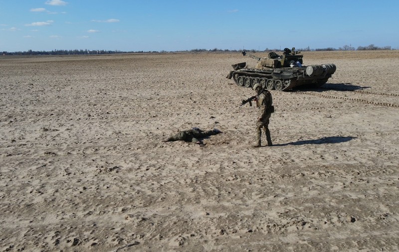 Oficial ucrainean: un soldat rus s-a predat cu tot cu tanc, pentru o recompensă de 10.000 de dolari