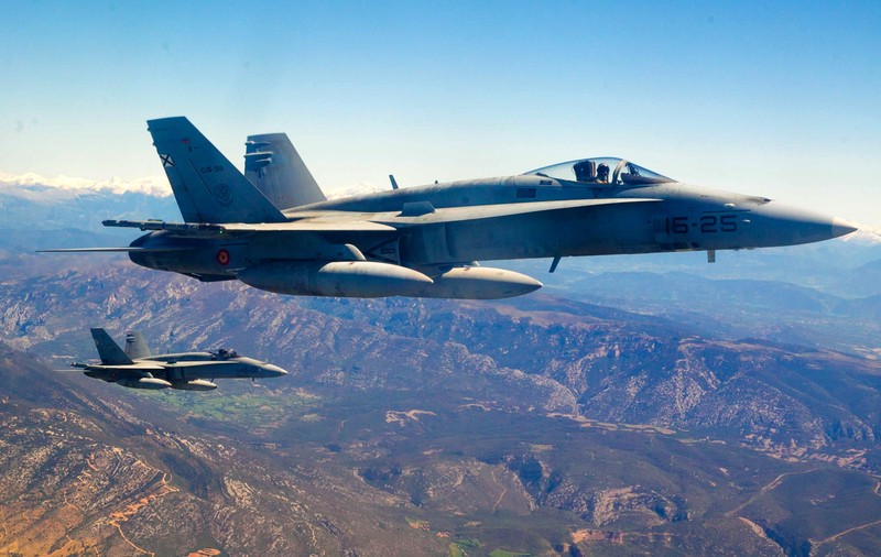 Avion militar F-18 prăbusit lângă Madrid. Pilotul a murit pe loc
