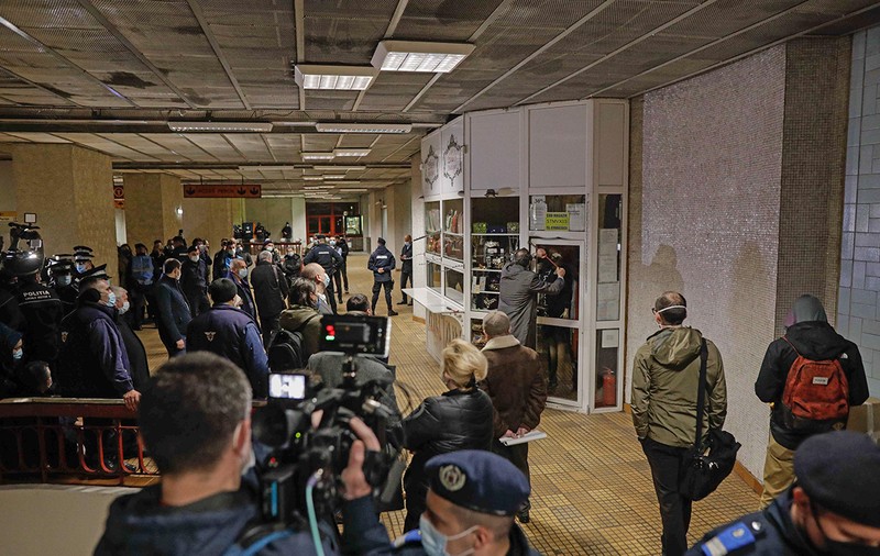 IMAGINEA ZILEI. Directorul general al Metrorex, Ștefan Paraschiv, demolează cu ranga un chioșc de la metrou
