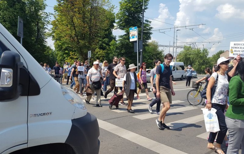 Protest în Cluj față de modificarea Codurilor penale. Zeci de oameni au blocat traficul, după ce au traversat strada de mai multe ori