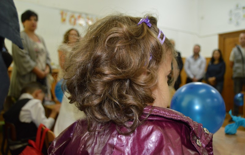 REPORTAJ/ Fără mâini și picioare, dar învață la o școală obișnuită. Lecția de viață a unei fetițe orfane din Vaslui