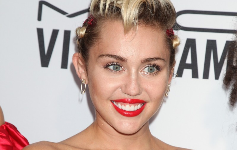 Miley Cyrus are de gând să se mărite cu prietena ei lesbiană. GALERIE FOTO