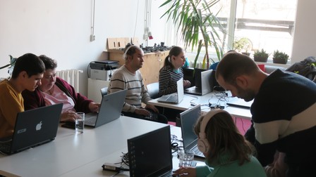 ONG-ul AMAIS a organizat, de-a lungul anilor, cursuri de familiarizare cu calculatoarele. Fotografie din arhiva AMAIS