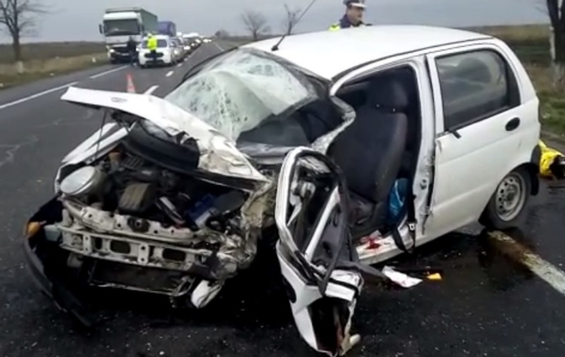 Un mort și patru răniți pe E85, în urma unui impact frontal! O victimă a fost transportată la București VIDEO