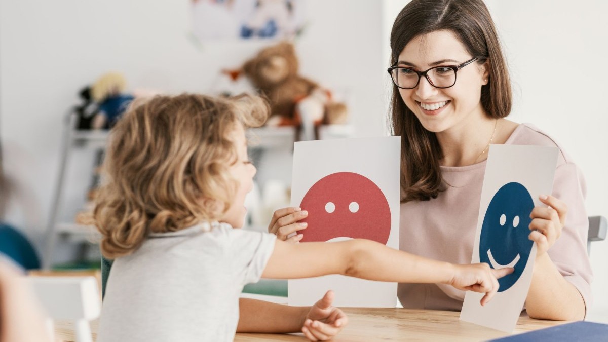 Copiii si adultii diagnosticați cu autism vor beneficia de reduceri în limita a 135 de lei pentru o ședință de consiliere psihologică. Fotografie cu caracter ilustrativ: Shutterstock