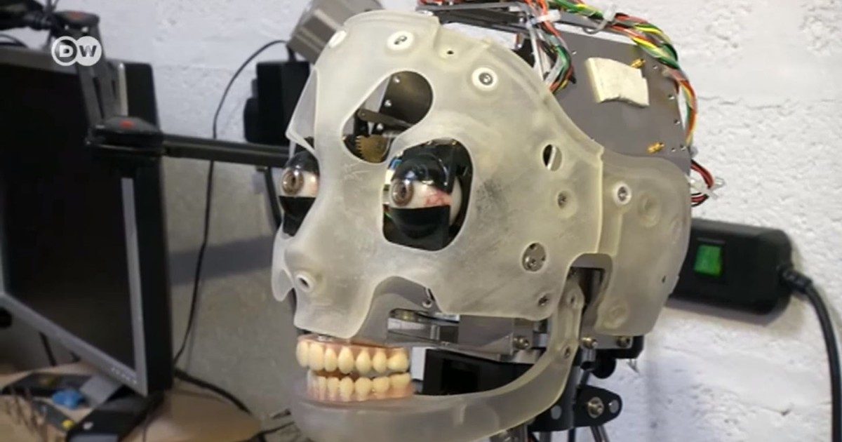 Ai-Da, primul robot din lume care pictează. Capul scheleto-metalic al robotului Ai-Da, are dinți și ochi cu camere, ce te pot urmări