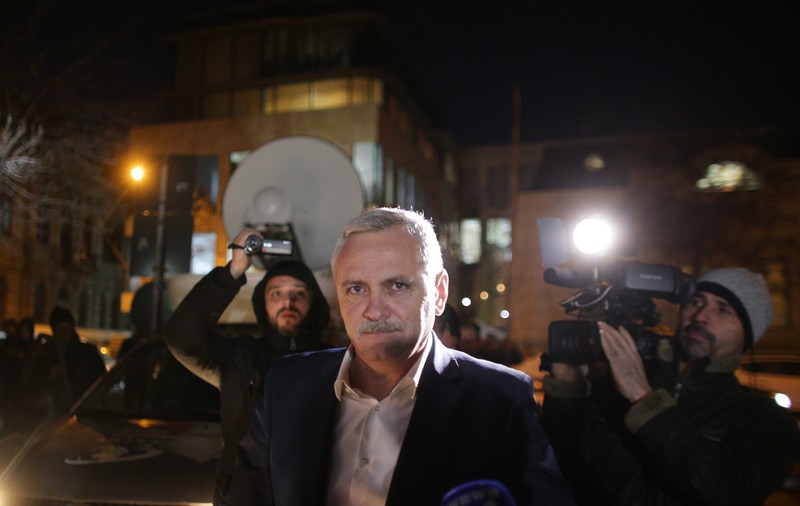 UPDATE | Liviu Dragnea a părăsit sediul DNA. La intrare, șeful PSD fusese primit cu aplauze, dar și cu huiduieli