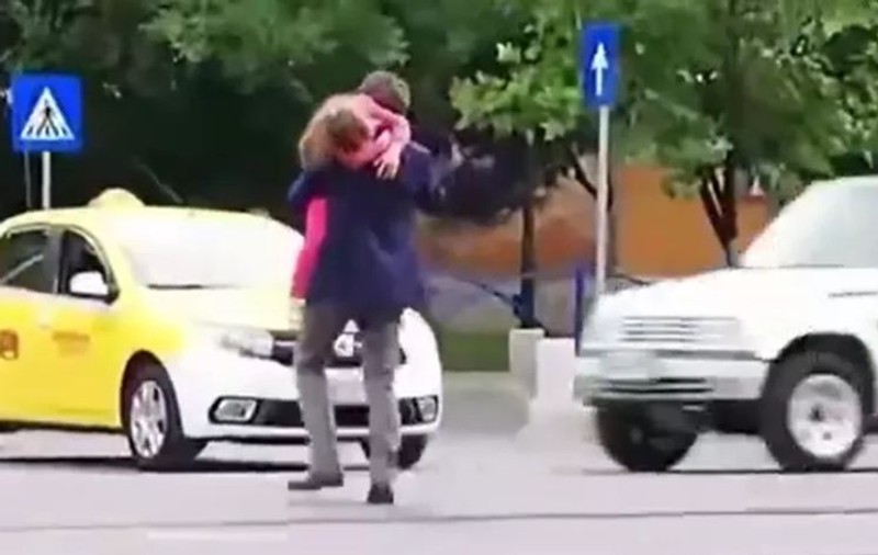 VIDEO | Nicușor Dan, filmat când traversa strada printre mașini, cu fetița în brațe. „Își pune în pericol copilul”