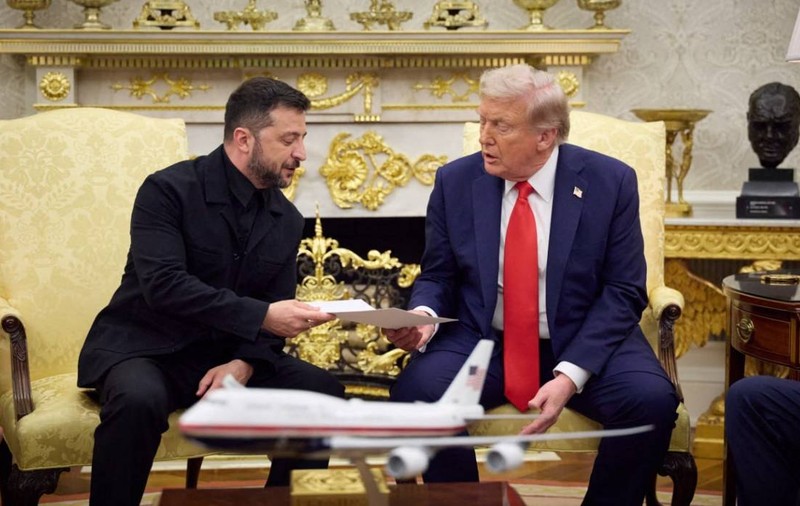 Cadoul pe care Zelenski i l-a făcut lui Donald Trump, în timpul vizitei la Casa Albă. Ce a primit la schimb de la președintele american