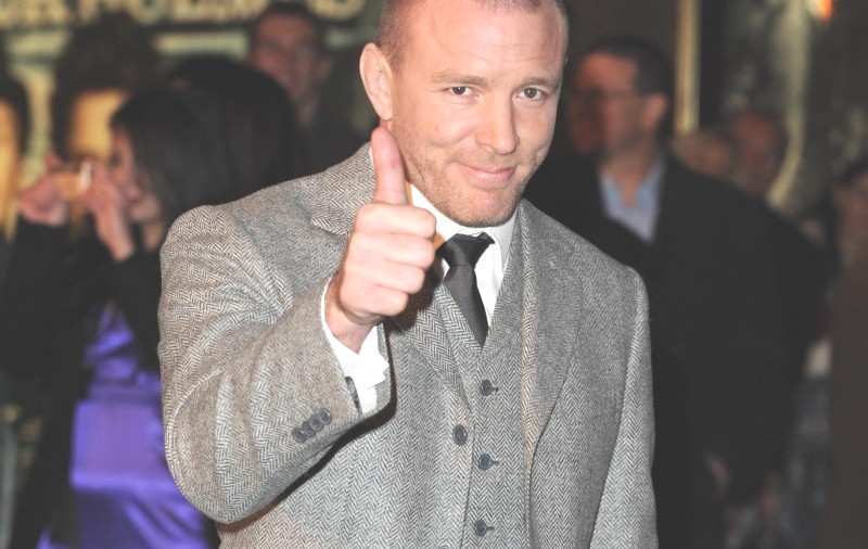 Guy Ritchie vinde şampanie de lux la preţuri de criză
