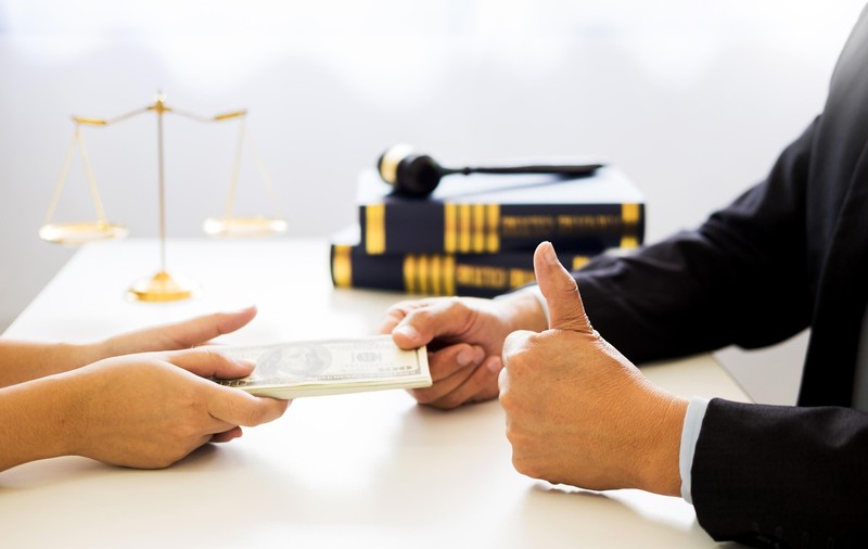Avocat din Galați, prins când lua șpagă 7.000 de euro ca să rezolve o „afacere” cu un polițist