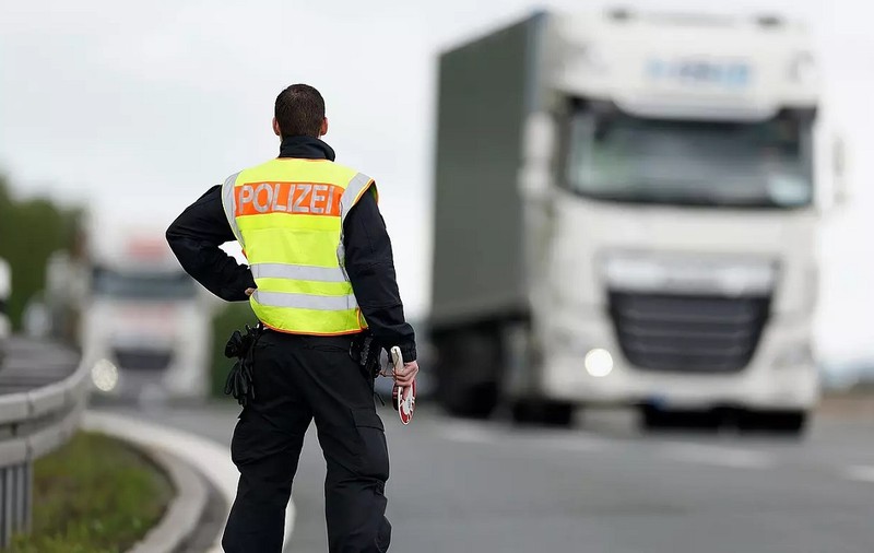 Șofer român de TIR urmărit de Europol pentru un furt de 335.000 de euro, prins în Germania, după ce au fost verificați 10.000 de oameni și 6.300 de vehicule