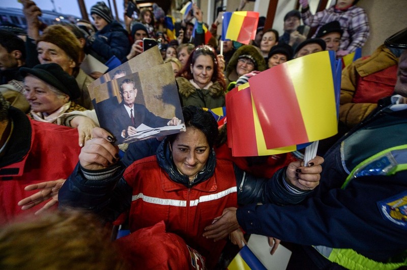 Admiratorii Familiei Regale au venit în gara din Sibiu sursă foto: tribuna.ro