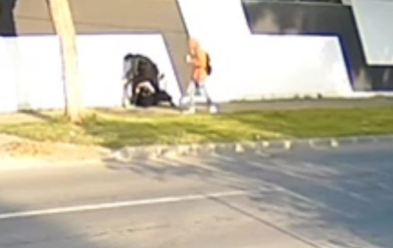 VIDEO | Adolescentă de 15 ani, bătută în stradă de fostul iubit, în Teleorman. Totul a fost surprins de camerele de supraveghere