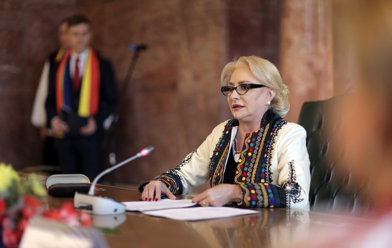 Guvernul se angajează să majoreze sumele alocate Educaţiei cu cel puţin 15% pe an şi să devanseze creşterile salariale în 2020. Profesorii primesc 6 salarii, când ies la pensie